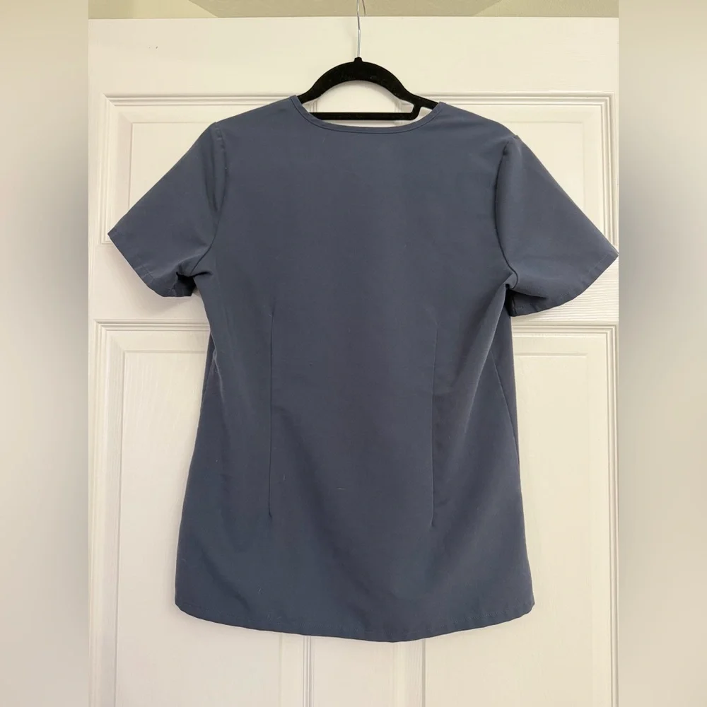 FIGS Technical Collection Catarina one-pocket scrub top | Size small - Picture 4 of 6